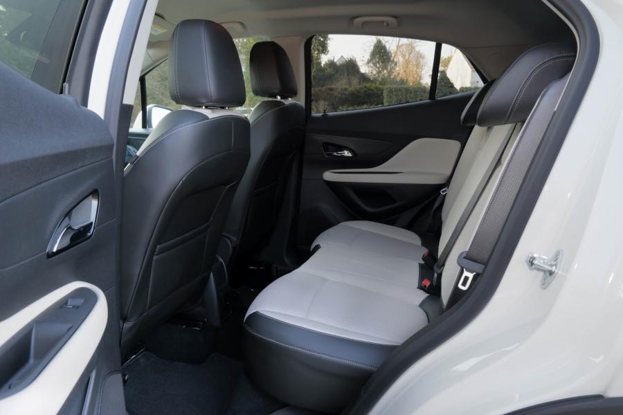 Интерьер Opel Mokka X 2016 года  (фото 18 из 48)